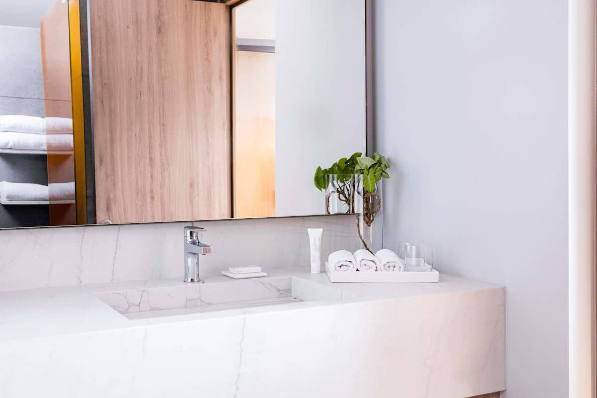 Douche, douche à « effet pluie », articles de toilette écologiques