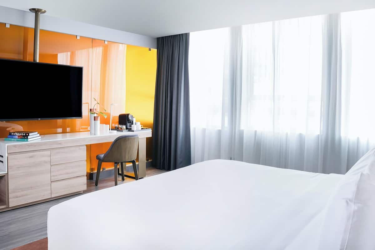 高级房, 1 张特大床 (Skyline) | 高档床上用品、羽绒被、迷你吧、客房内保险箱