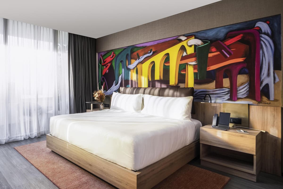 Superior kamer, 1 kingsize bed (Skyline) | Luxe beddengoed, donsdekens, een minibar, een kluis op de kamer