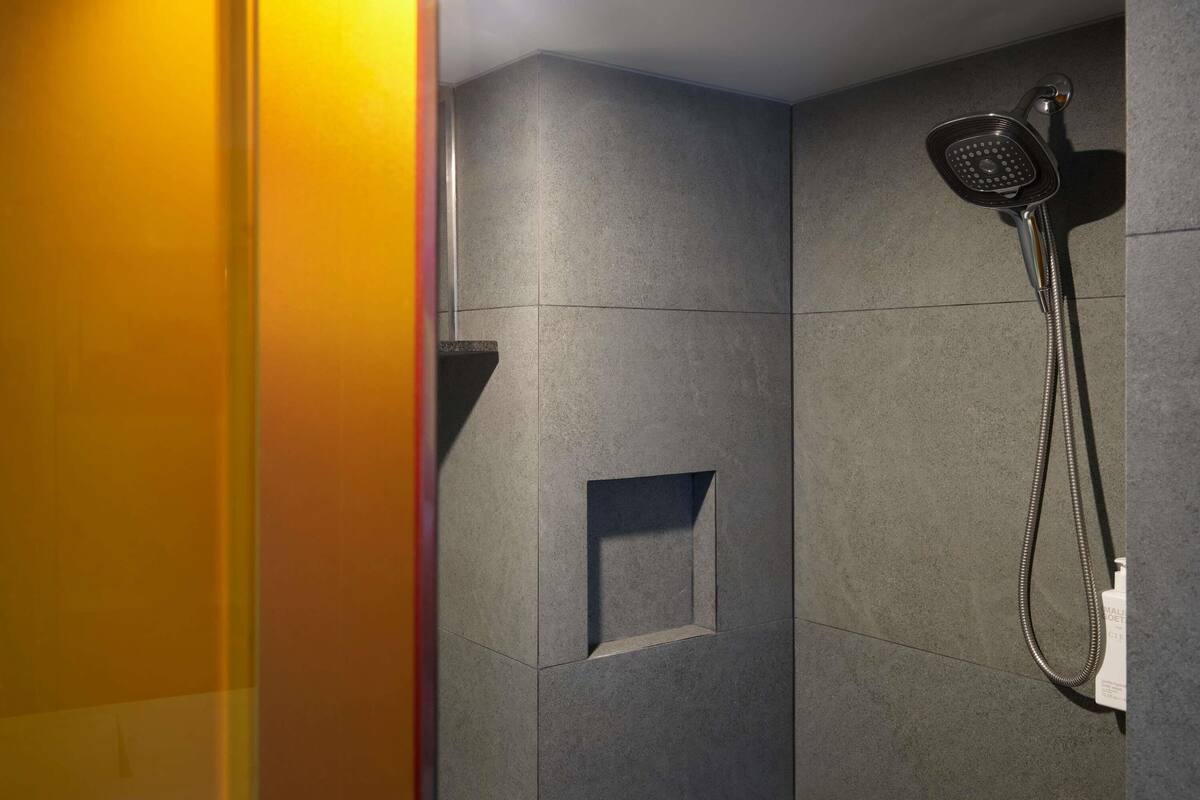 Suite, 1 cama de matrimonio grande, terraza | Ropa de cama de alta calidad, edredones de plumas, minibar y caja fuerte