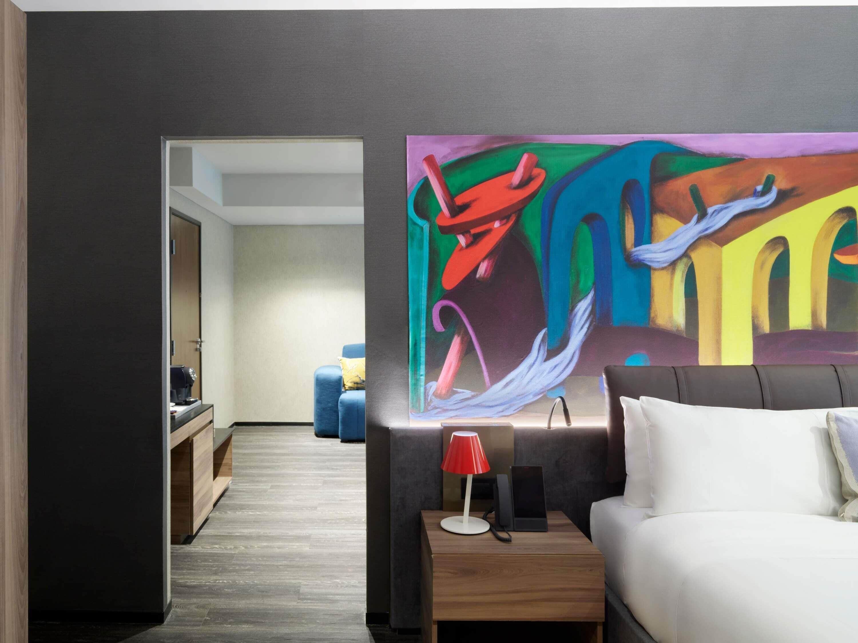 Sviitti, 1 suuri parisänky, kulmassa (Corner) | Ylelliset vuodevaatteet, untuvapeitot, minibaari, tallelokero huoneessa