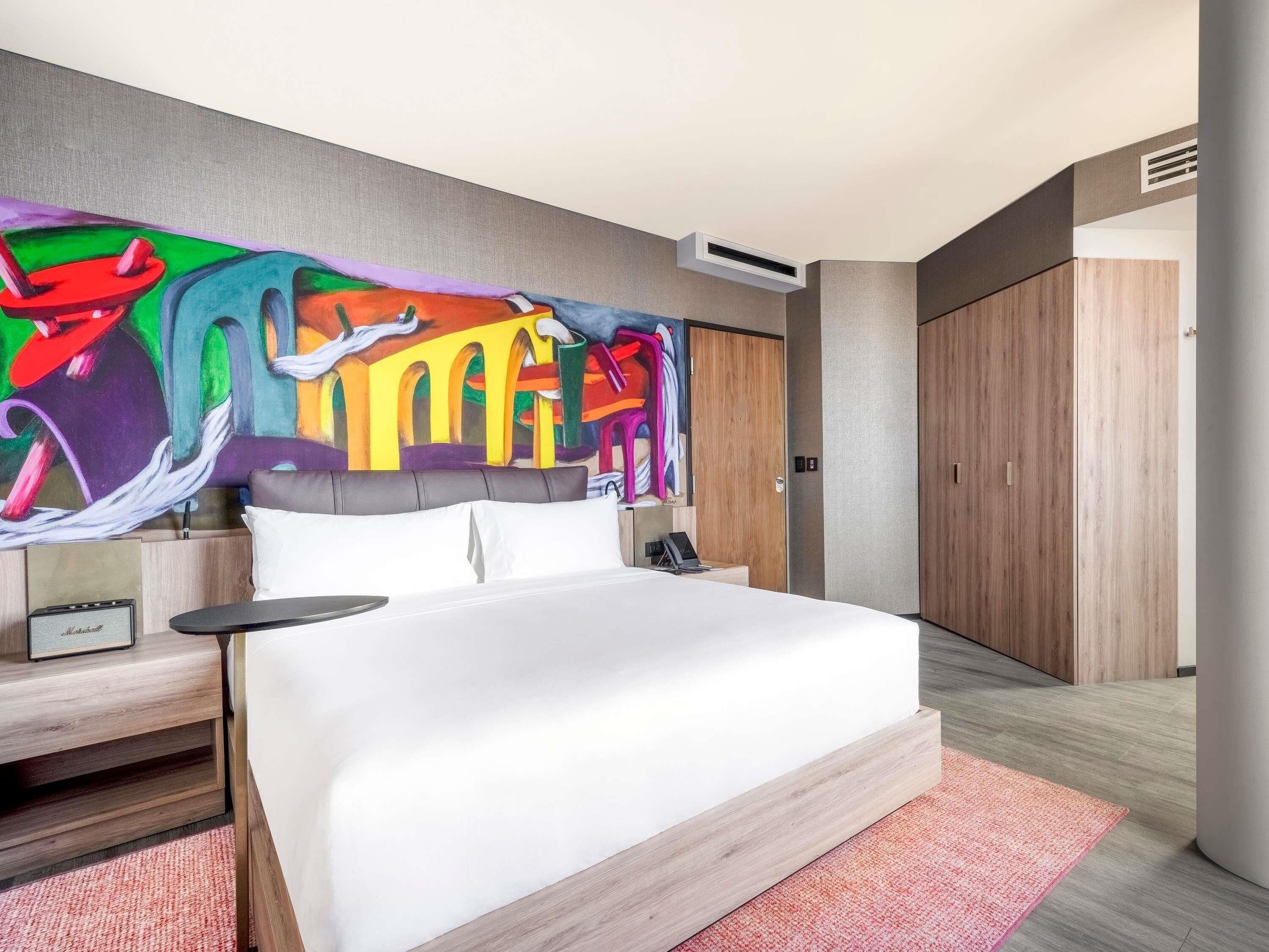 Ylelliset vuodevaatteet, untuvapeitot, minibaari, tallelokero huoneessa