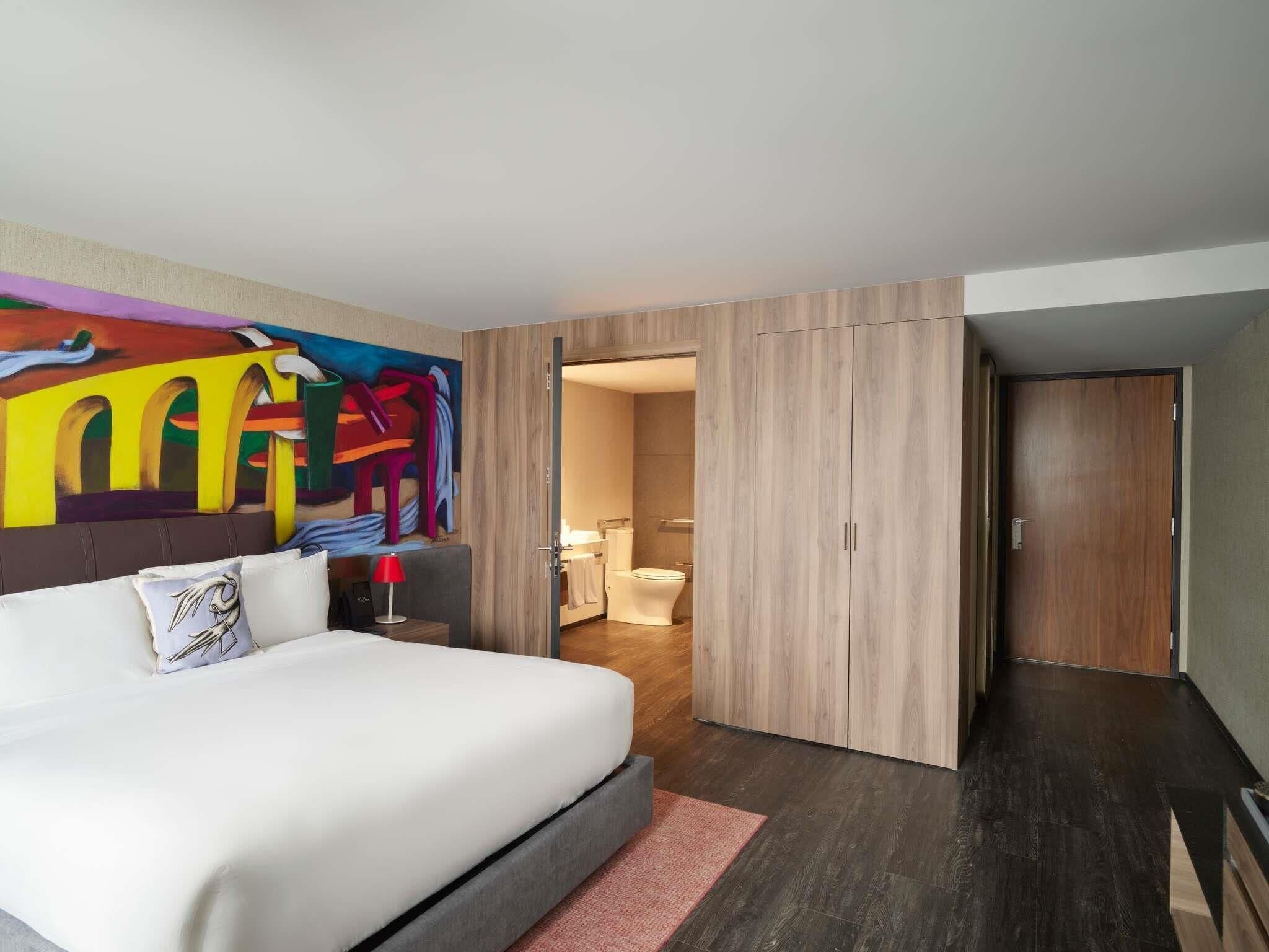 Habitación superior, 1 cama King size, con acceso para personas discapacitadas | Ropa de cama de alta calidad, edredón y minibar 