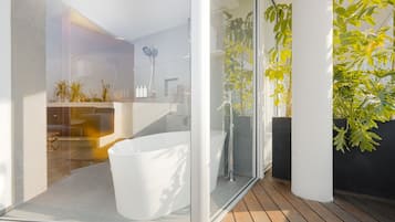 Penthouse, 1 King Bed (Roma) | Bathroom | Shower, rainfall showerhead, eco-friendly toiletries, hair dryer