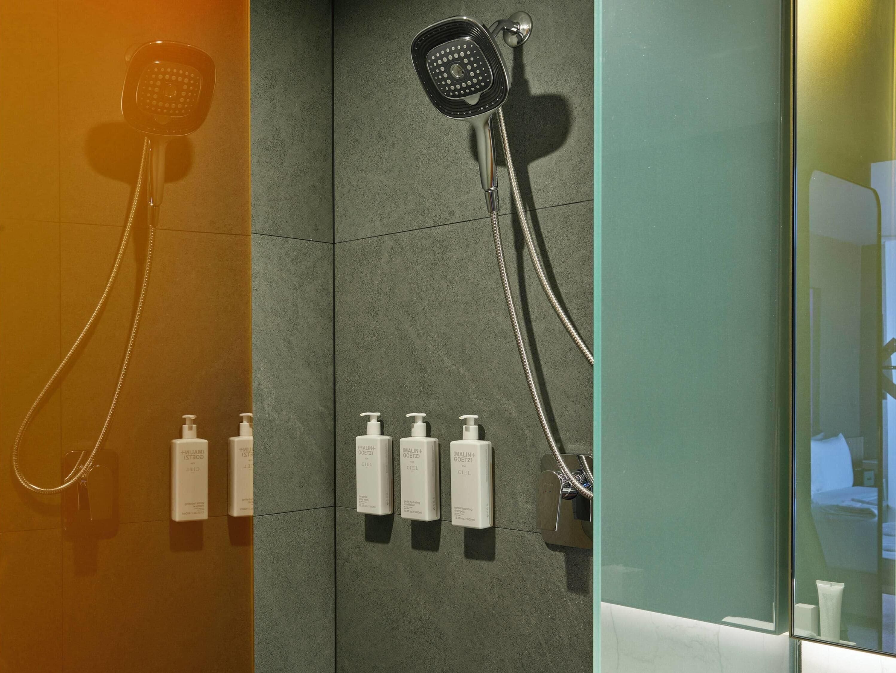 Superior-huone, 1 suuri parisänky (Skyline) | Ylelliset vuodevaatteet, untuvapeitot, minibaari, tallelokero huoneessa