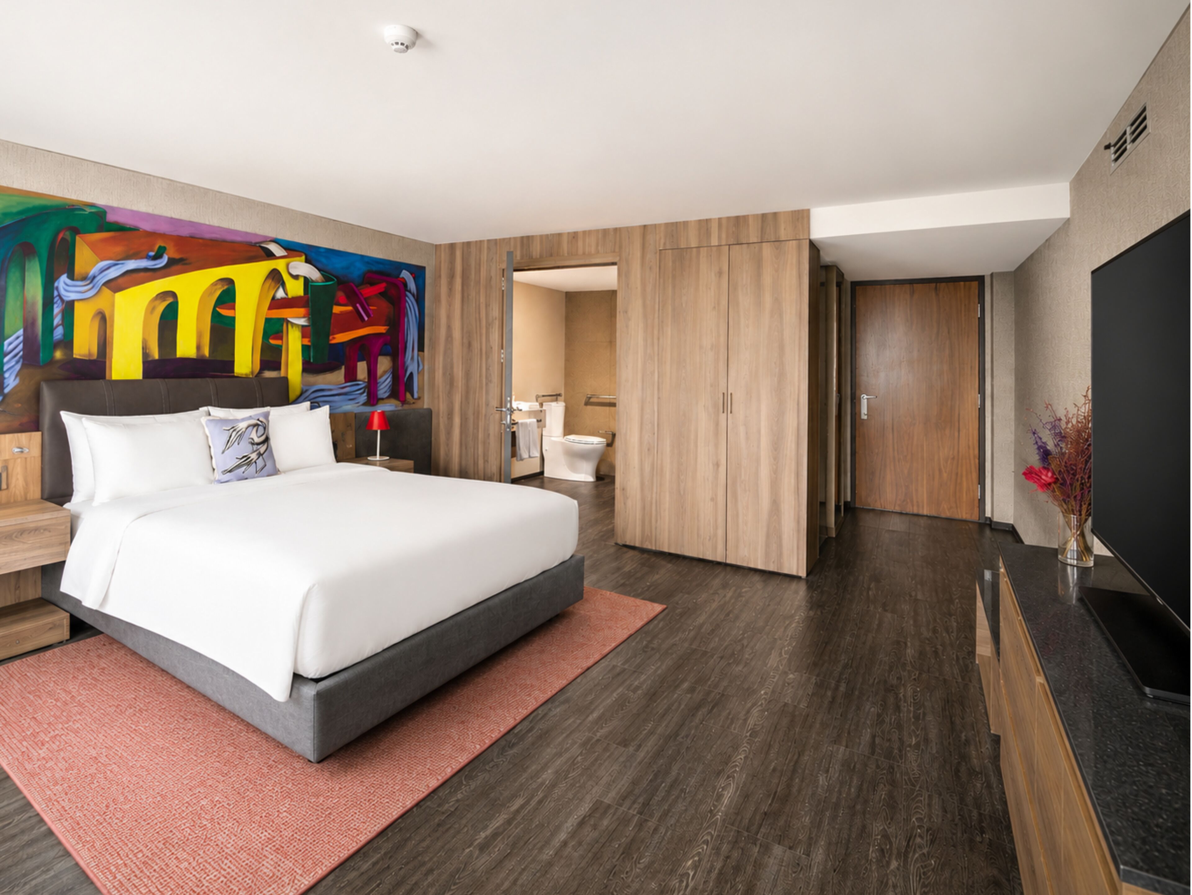 Quarto superior, 1 cama King, acessível | Roupas de cama premium, edredons de pluma, frigobar, cofres nos quartos