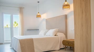 Deluxe tweepersoonskamer, balkon | Luxe beddengoed, donzen dekbedden, bedden met traagschuimmatras