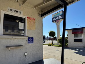Exterior - Hiland Motel (Long Beach)