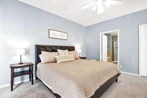 3 habitaciones, tabla de planchar con plancha, wifi y ropa de cama 