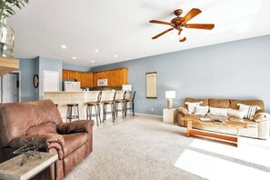 Smart TV - Seascape Dream: Relax @ Spacious Lakefront 3 Bdrm! (Osage Beach)