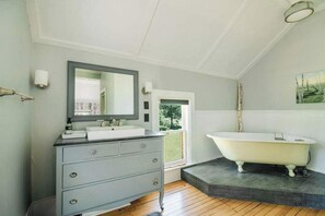 Shower, hair dryer - Bridgewalk Estate | a Wanderlust Abodes property (Central Lake)