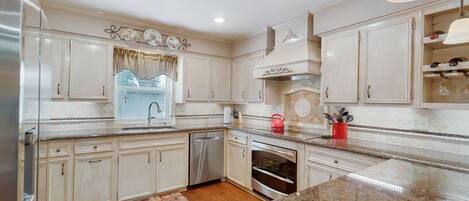 Kjøleskap, mikrobølgeovn, ovn og kokeplater