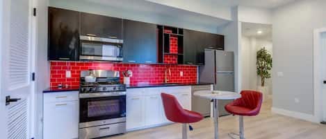 Refrigerador, microondas, horno, placa de cocina