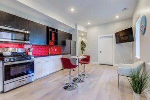 Frigorifero, microonde, forno, piano cottura