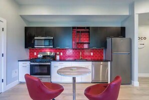 冰箱、微波炉、烤箱、炉灶