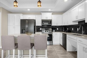 Frigorífic, microones, forn i placa de cuina 