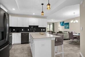 Frigorífic, microones, forn i placa de cuina 