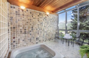 Combined shower/tub, towels, soap, shampoo