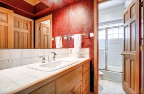 Ensemble douche/baignoire, serviettes fournies, savon, shampoing