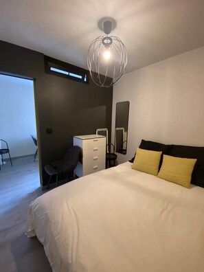 3 habitaciones, tabla de planchar con plancha, wifi y ropa de cama 