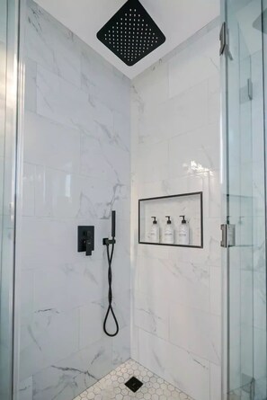 Badewanne, Haartrockner, Seife, Toilettenpapier