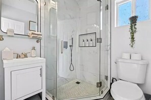 Badewanne, Haartrockner, Seife, Toilettenpapier