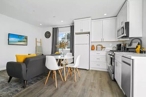 Fridge, microwave, oven, stovetop - Adorable studio close to DTLA (Alhambra)