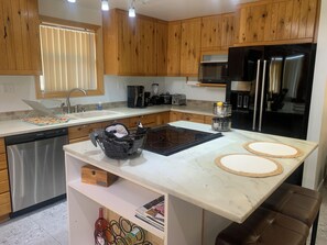 Kjøleskap, mikrobølgeovn, ovn og kokeplater