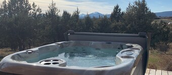 Mountain Views & Sunsets with hot tub, AC, pet friendly in Crooked River Ranch