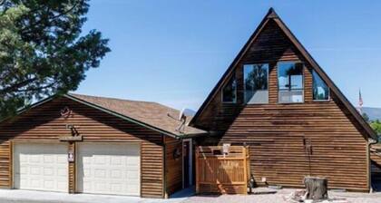 Mountain Views & Sunsets with hot tub, AC, pet friendly in Crooked River Ranch