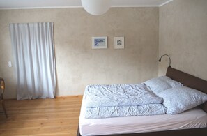 1 bedroom, desk, free WiFi, bed sheets - Hiking and swimming: Cozy apartment in Joachimsthal (Joachimsthal)
