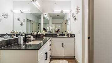 Luxury Single Room | Bathroom