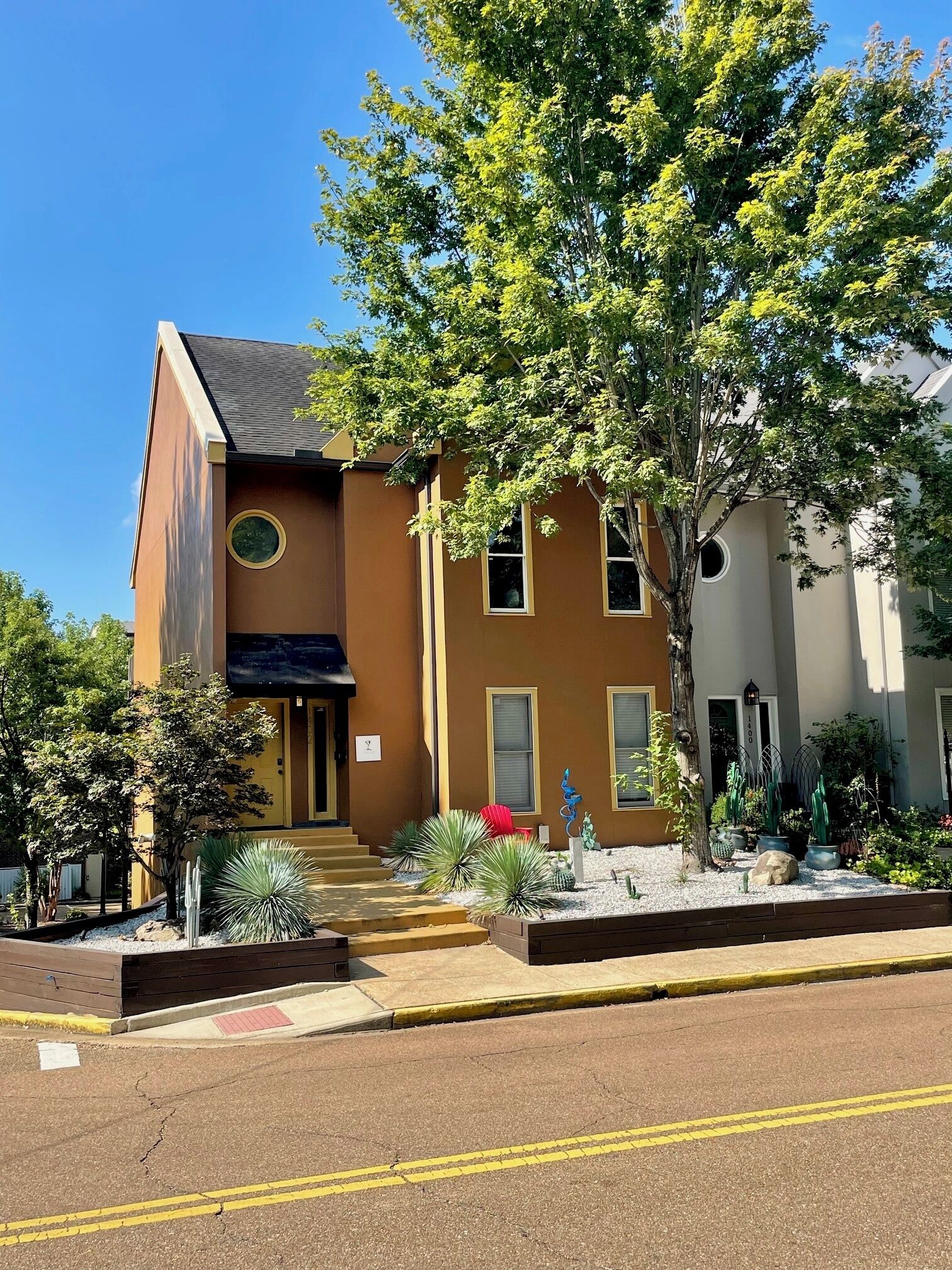 2 Bedroom condo in the HEART OF THE OXFORD SQUARE.  Book with us Today.