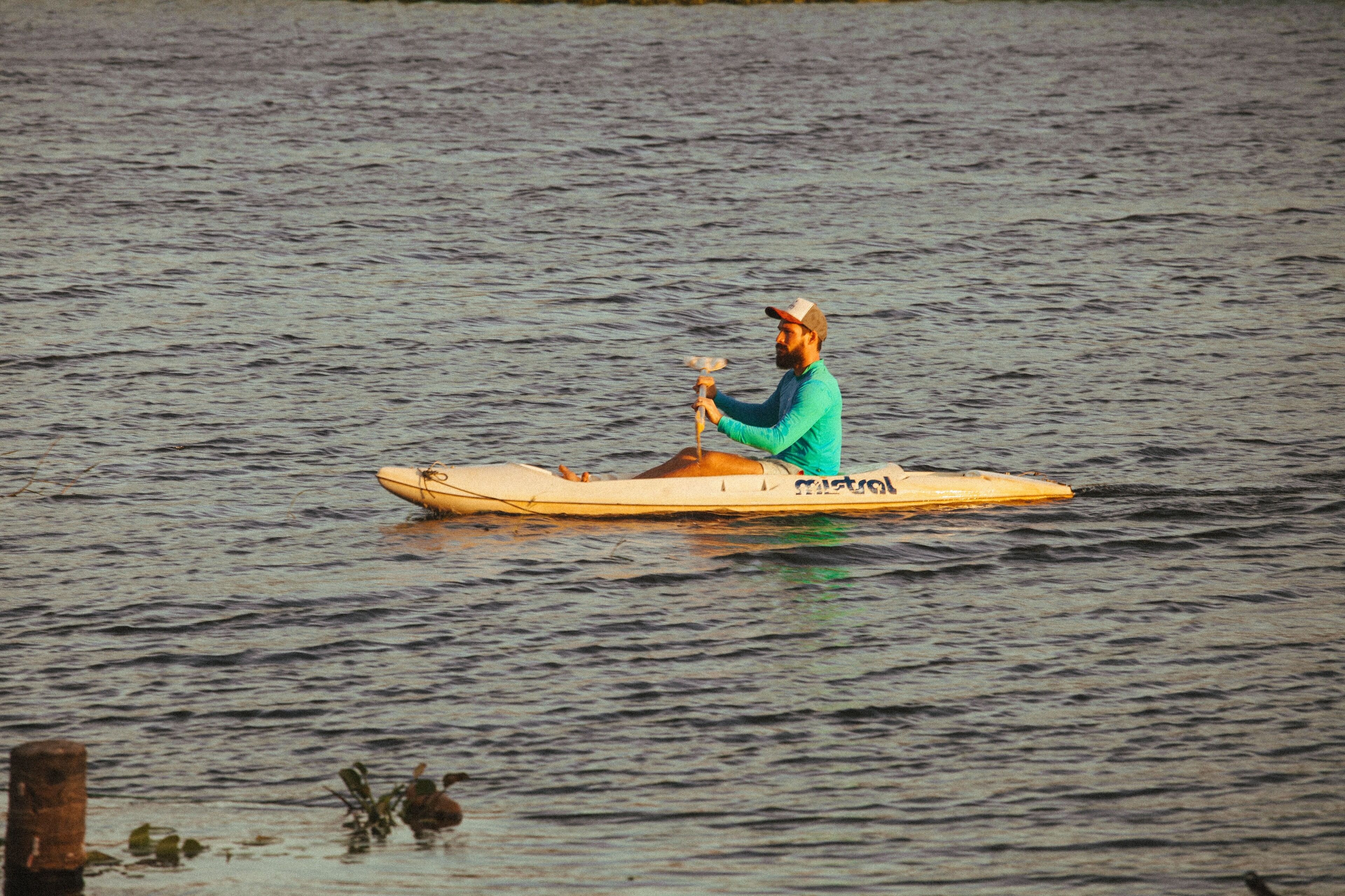 Una persona en un kayak sobre el agua.