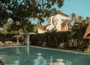 Una piscina al aire libre (de 07:00 a 18:00), tumbonas