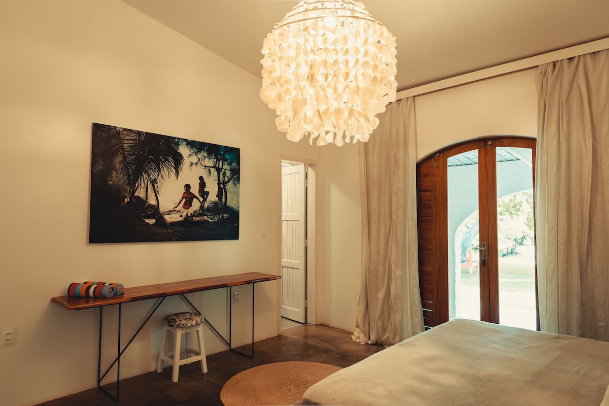 Suite Standard Branca | Minibar, in-room safe, desk, laptop workspace