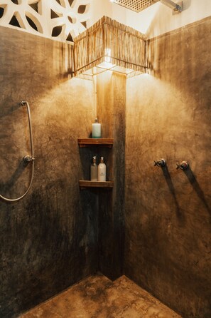Suites Lagoa | Bathroom | Shower, eco-friendly toiletries, towels, soap - Casa Na Lagoa (Paracuru)