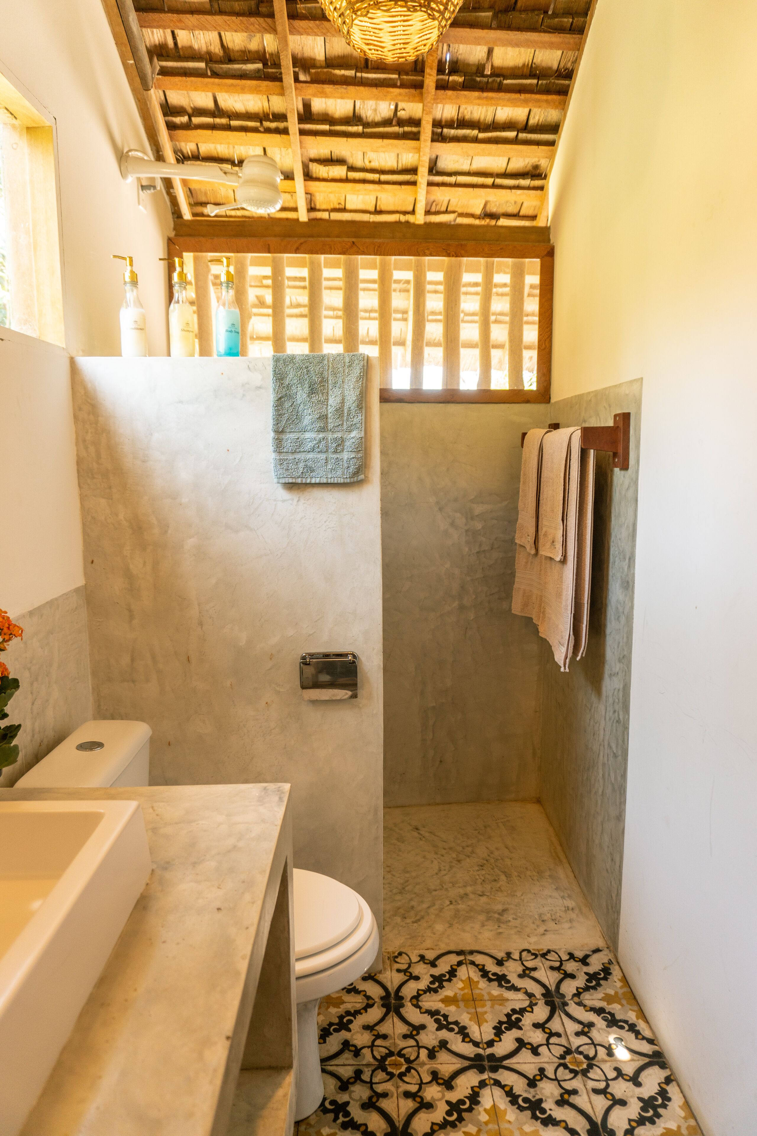 Un bagno con vasca, WC e zona doccia.