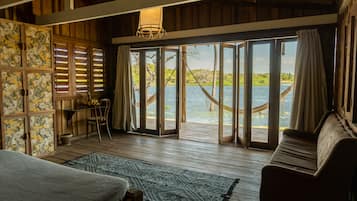 华丽客房 | 迷你吧、客房内保险箱、办公桌、笔记本电脑工作区