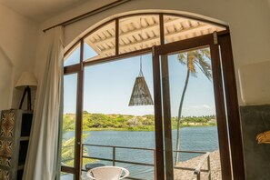 Suites Lagoa | Minibar, in-room safe, desk, laptop workspace