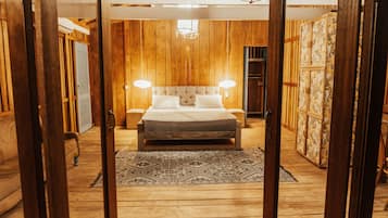 Habitación Deluxe | Minibar, caja de seguridad en la habitación y escritorio
