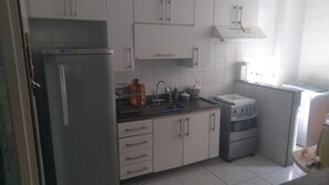 Microwave, oven, stovetop, coffee/tea maker - Apartment on Morro Beach in a building facing the sea. (Guarapari)