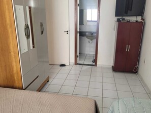 2 bedrooms, iron/ironing board, travel cot, free WiFi - Apartment on Morro Beach in a building facing the sea. (Guarapari)