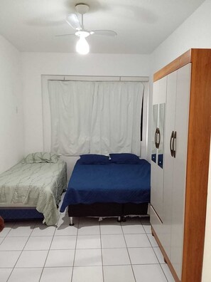 2 quartos, ferros/tábuas de passar roupa, berço de viagem