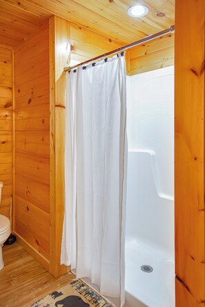 Douche, baignoire à jets, sèche-cheveux, serviettes fournies