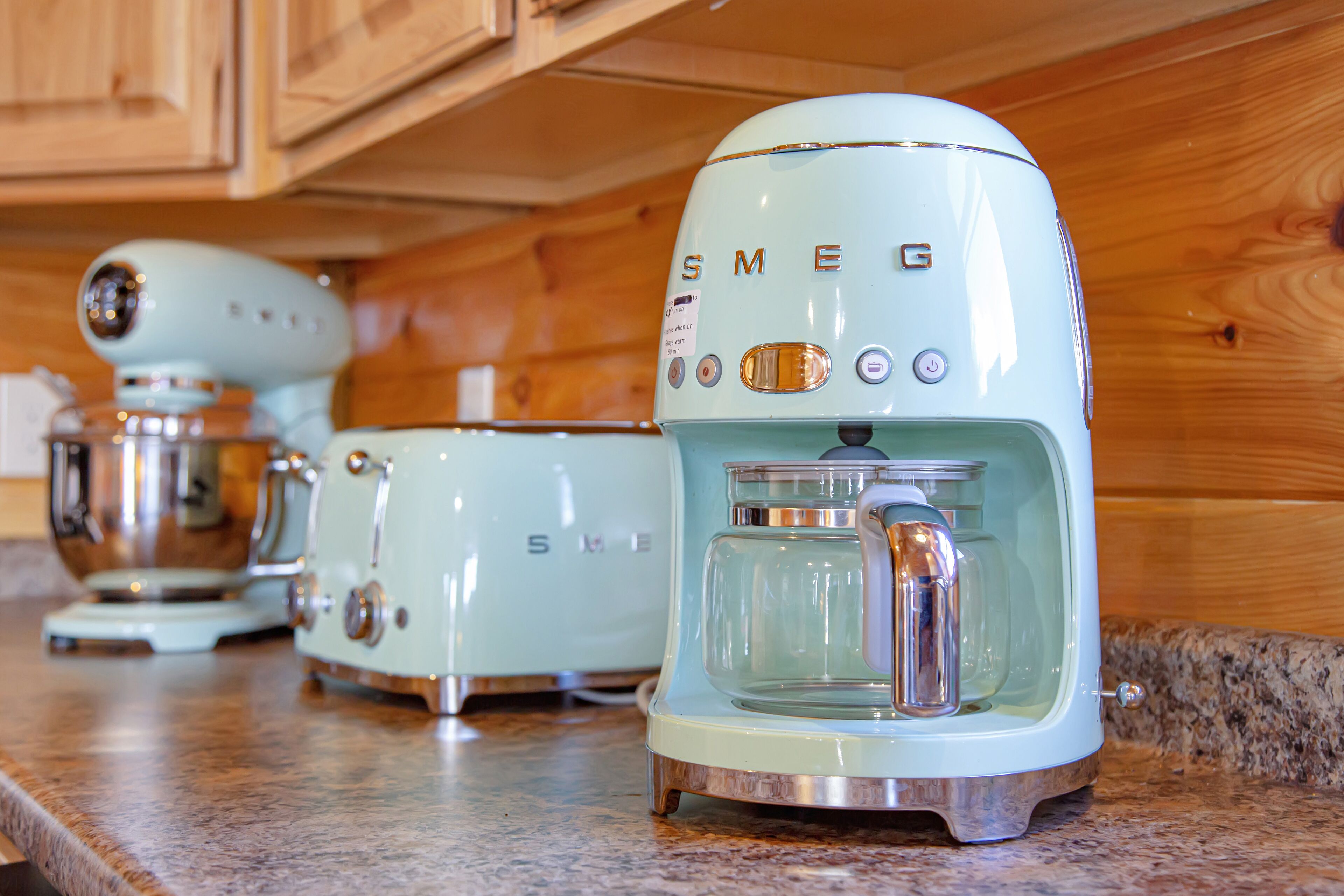 Una cocina con electrodomésticos antiguos, incluyendo una cafetera y un tostador.