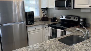 Een koelkast, een magnetron, een oven, een kookplaat