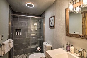 Dusche, Haartrockner, Handtücher, Seife