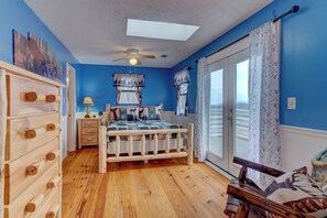 1 bedroom, desk, WiFi, bed sheets
