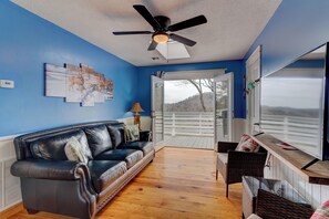 Smart TV, Netflix, Hulu, streaming services